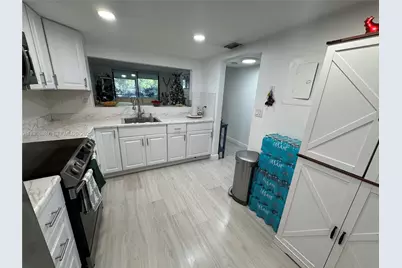 900 Colony Point Cir #218, Pembroke Pines, FL 33026 - Photo 2