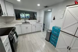 900 Colony Point Cir, Pembroke Pines, FL 33026 - Photo 2