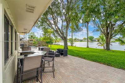 1160 NW 86th Ter, Pembroke Pines, FL 33024 - Photo 24