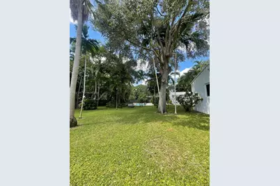 11660 NE 8th Ave, Biscayne Park, FL 33161 - Photo 28