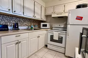 303 Preston H, Boca Raton, FL 33434 - Photo 4