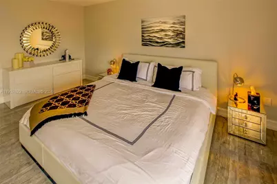 2899 Collins Ave #617, Miami Beach, FL 33140 - Photo 4