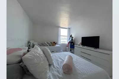 2899 Collins Ave #1717, Miami Beach, FL 33140 - Photo 12