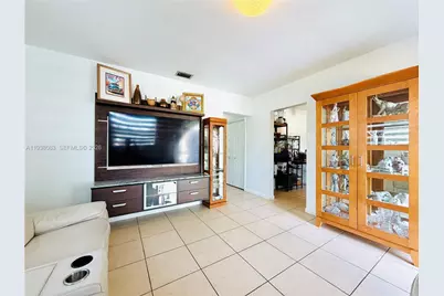 546 E 39th St, Hialeah, FL 33013 - Photo 4