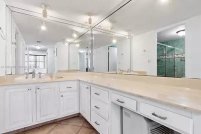 6039 Collins Ave #1104, Miami Beach, FL 33140 - Photo 18