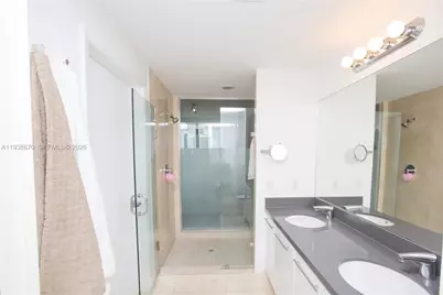 90 SW 3rd St #2402, Miami, FL 33130 - Photo 4