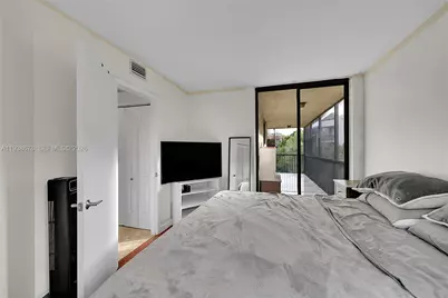 10501 W Broward Blvd #311, Plantation, FL 33324 - Photo 12