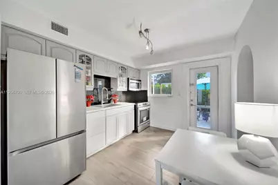 2304 SE 13th Ct, Pompano Beach, FL 33062 - Photo 12