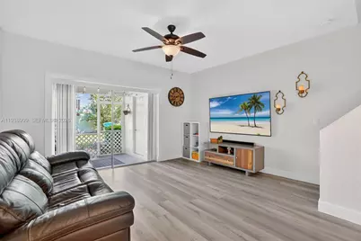 8251 San Carlos Cir, Tamarac, FL 33321 - Photo 10