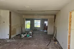 811 40th Ave NE, Saint Petersburg, FL 33703 - Photo 2