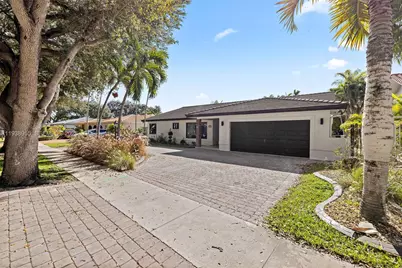 7910 NW 169th Ter, Miami Lakes, FL 33016 - Photo 4