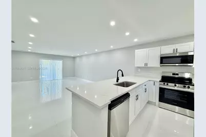 11240 SW 33rd Cir Pl, Miami, FL 33165 - Photo 4