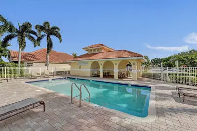 9012 Lake Park Cir S, Davie, FL 33328 - Photo 38