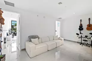 68 SE 6th St, Miami, FL 33131 - Photo 14