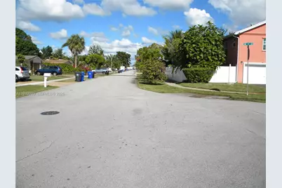 7527 SW 7th Ct, North Lauderdale, FL 33068 - Photo 4