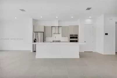 8037 NW 42nd St, Doral, FL 33166 - Photo 12