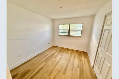 617 NW 10th St, Miami, FL 33136 - Photo 16