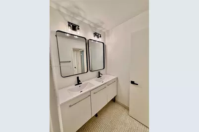 617 NW 10th St, Miami, FL 33136 - Photo 20