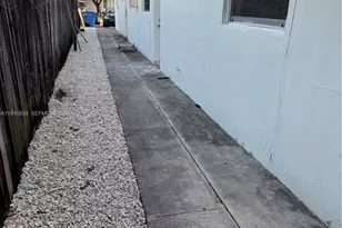 212 NE 41st St, Oakland Park, FL 33334 - Photo 4