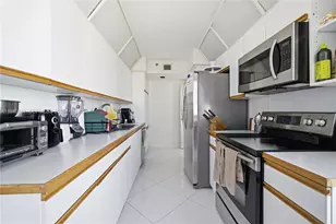1000 W Island Blvd, Aventura, FL 33160 - Photo 8