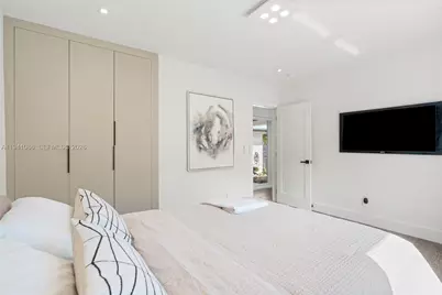 7810 Hawthorne Ave, Miami Beach, FL 33141 - Photo 20