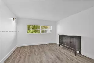 9371 Fontainebleau Blvd, Miami, FL 33172 - Photo 10