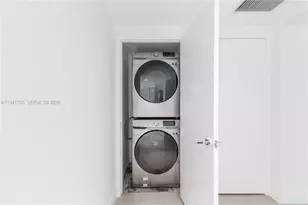 55 SE 6th St, Miami, FL 33131 - Photo 14