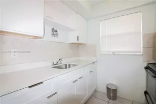 712 NE 8th St, Hallandale Beach, FL 33009 - Photo 4