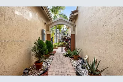 3889 Tree Top Dr #3889, Weston, FL 33332 - Photo 2