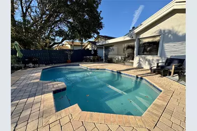 575 Lakeside Cir, Sunrise, FL 33326 - Photo 6