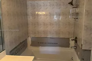 9421 Fontainebleau Blvd, Miami, FL 33172 - Photo 16