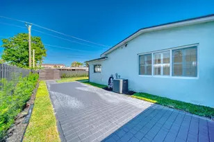 9315 SW 44th St, Miami, FL 33165 - Photo 30