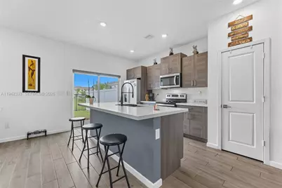 805 SE 18th St, Homestead, FL 33034 - Photo 8