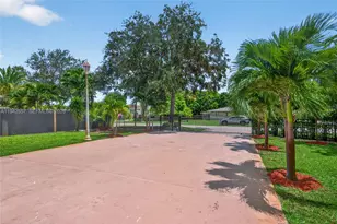 395 NW 124th St, North Miami, FL 33168 - Photo 42