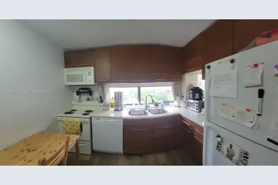 17021 N Bay Rd #917, Sunny Isles Beach, FL 33160 - Photo 2