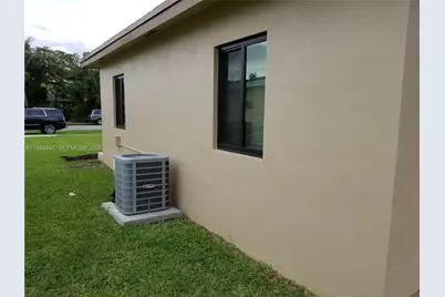 949 NW 10th St, Homestead, FL 33030 - Photo 6