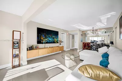 7135 Collins Ave #1722, Miami Beach, FL 33141 - Photo 8