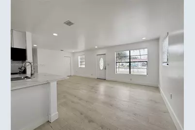 631 N 68th Ter, Hollywood, FL 33024 - Photo 4
