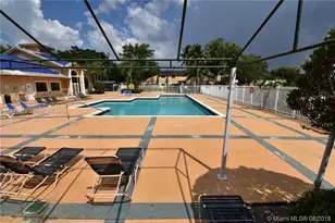 400 Palm Cir W, Pembroke Pines, FL 33025 - Photo 32