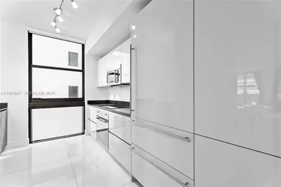1010 Brickell Ave #1405, Miami, FL 33131 - Photo 12