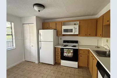 1000 Colony Point Cir #303, Pembroke Pines, FL 33026 - Photo 2