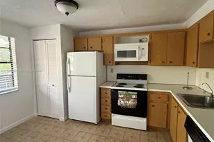 1000 Colony Point Cir, Pembroke Pines, FL 33026 - Photo 2