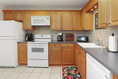 1425 Atlantic Shores Blvd #110, Hallandale Beach, FL 33009 - Photo 2