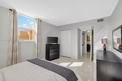 2801 Somerset Dr #408, Lauderdale Lakes, FL 33311 - Photo 14