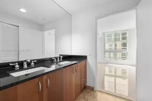 300 S Biscayne Blvd, Miami, FL 33131 - Photo 10