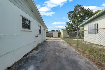 1310 NW 42nd St, Oakland Park, FL 33309 - Photo 30