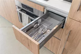 11 NE 6th St, Miami, FL 33132 - Photo 14