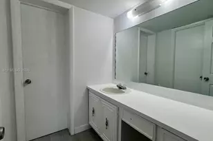 484 NW 165th St Rd, Miami, FL 33169 - Photo 20