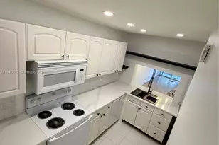 9460 Poinciana Pl, Davie, FL 33324 - Photo 4