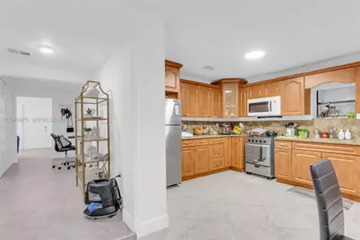 841 E 15th Pl, Hialeah, FL 33010 - Photo 6